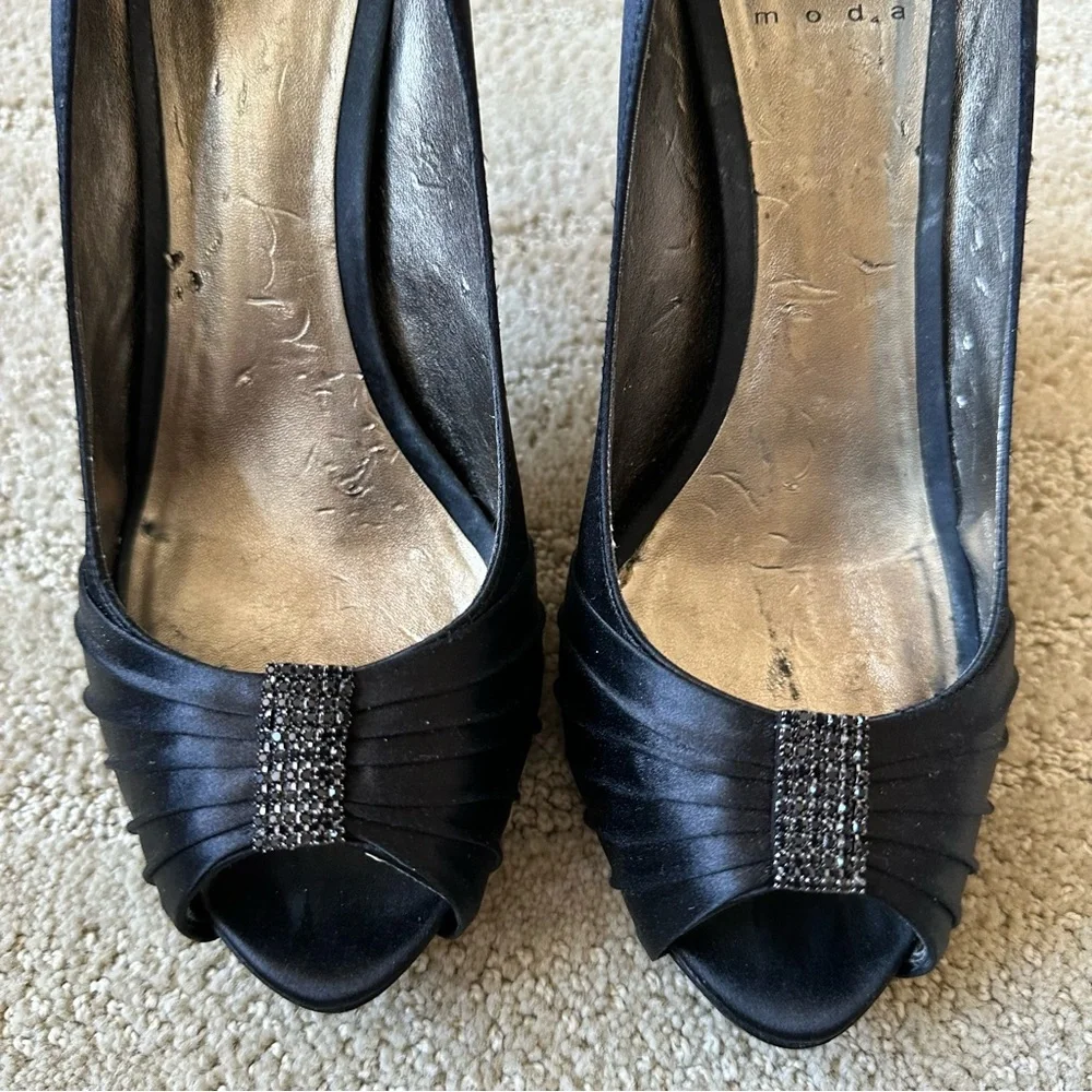 Pelle Moda Lynn Silk Peep Toe Pleated Crystal Platform Heel Pumps Black Size 8.5
